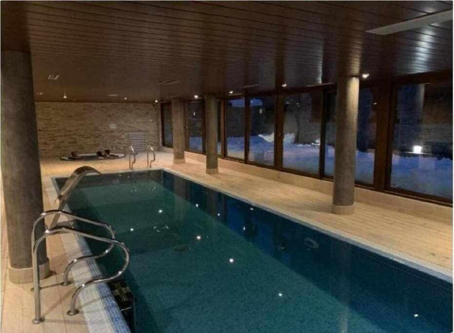 Bazén v ubytování La casita de Carol apartamento con piscina y spa nebo v jeho okolí