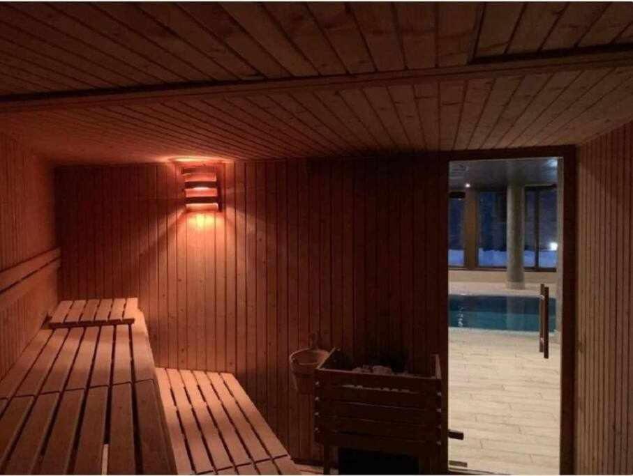 Bazén v ubytování La casita de Carol apartamento con piscina y spa nebo v jeho okolí