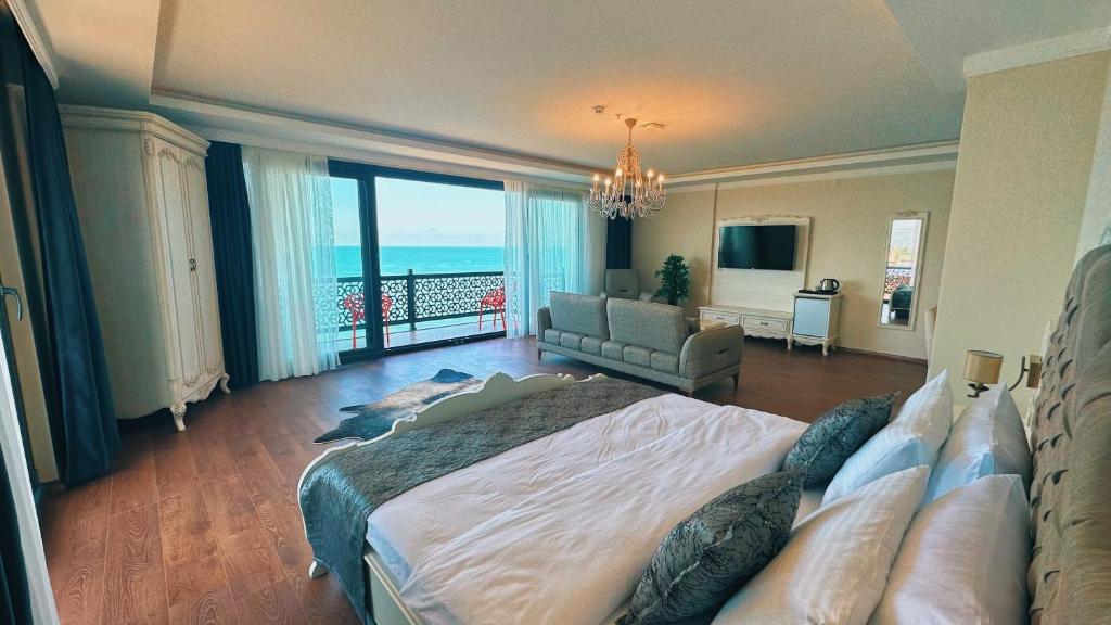 TV a/nebo společenská místnost v ubytování BİLİRİS HOTEL