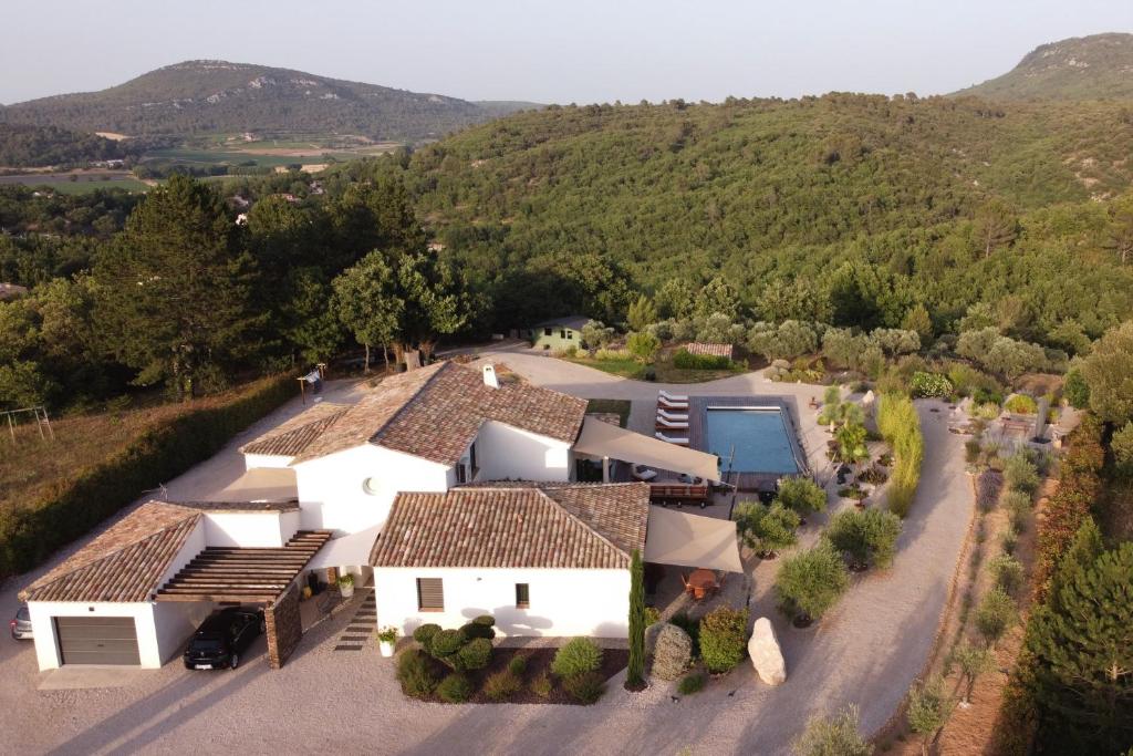 uma vista aérea de uma casa com piscina em Villa Otilia-Bed and Breakfast-Chambres d'hôtes en Provence em Rians