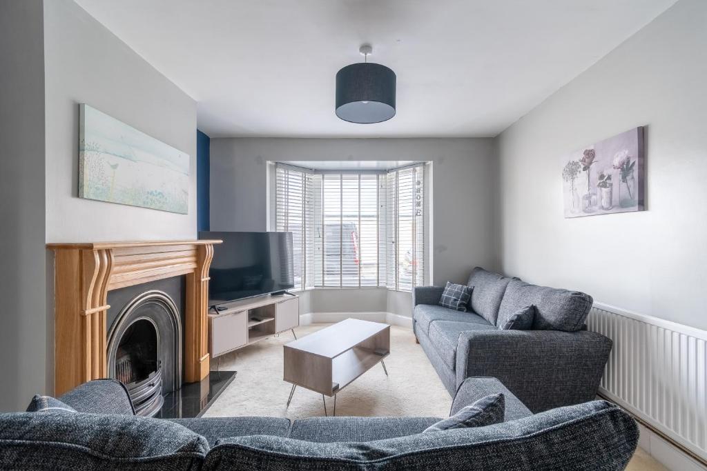 Spacious Swindon Home with a Private Garage, Swindon Updated 2023 Prices