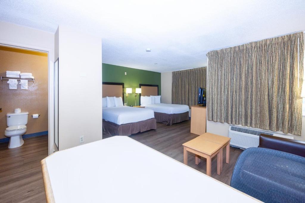 Habitación de hotel con 2 camas y sofá en Admiral Suites - Annapolis, en Annapolis