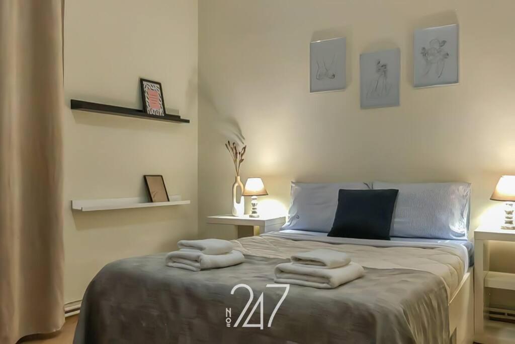 ein Schlafzimmer mit einem Bett mit drei Handtüchern darauf in der Unterkunft Volos Cental House in Volos