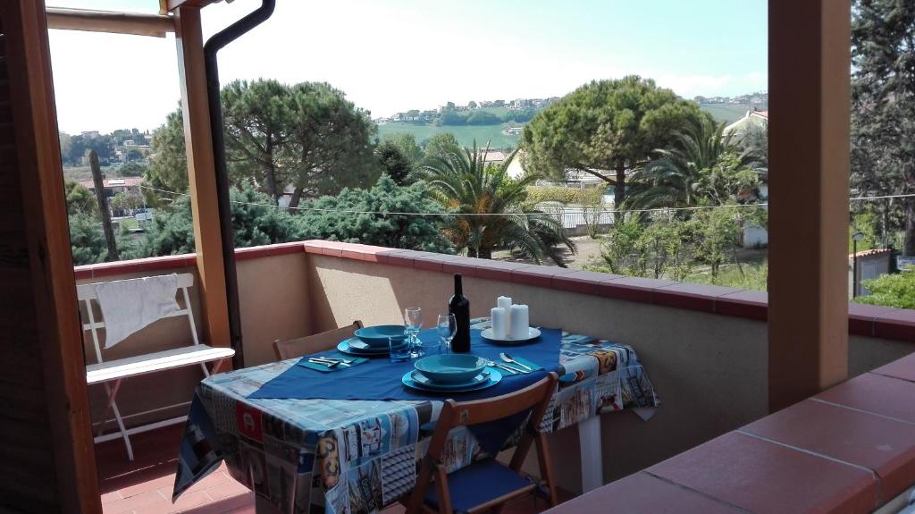 a table on a balcony with a view of the countryside at PASSIONE MARINARA-Trilocale con ARIA CONDIZIONATA e Parcheggio a Marcelli in Numana