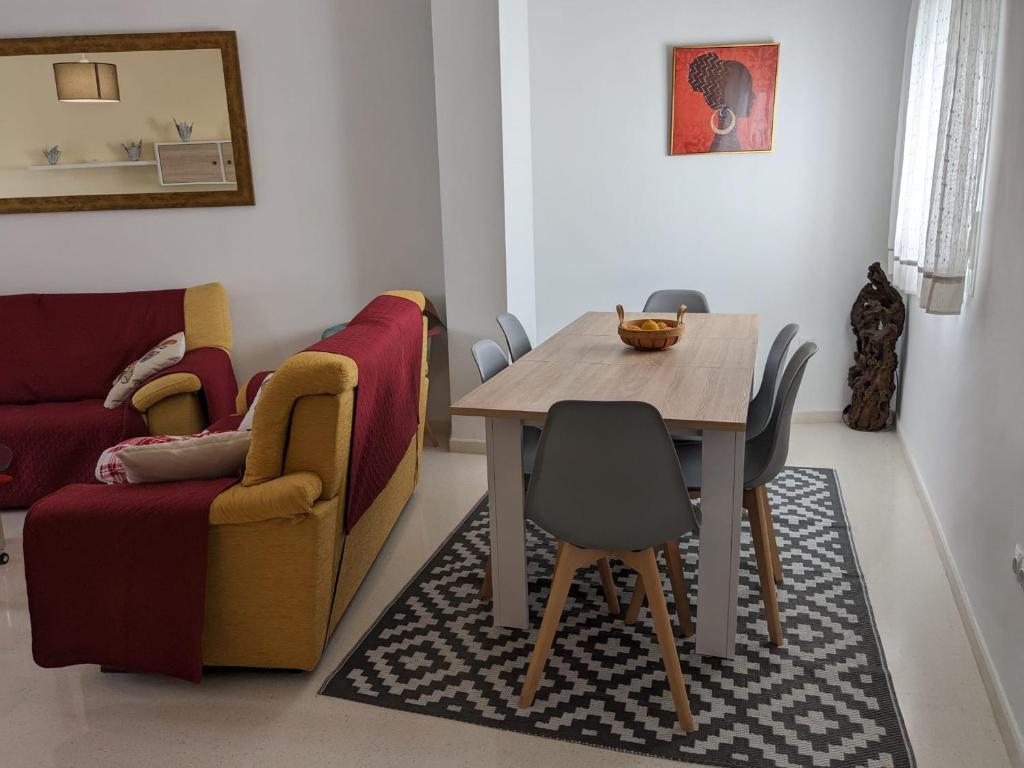sala de estar con mesa y sofá en CasaBaena Rafi en Baena