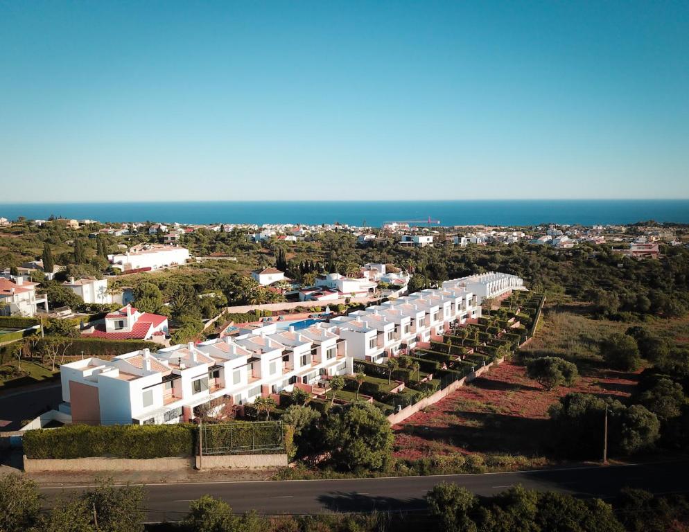 een luchtzicht op een gebouw met de oceaan op de achtergrond bij Edition Albufeira / Stargazing terrace + Pool in Albufeira