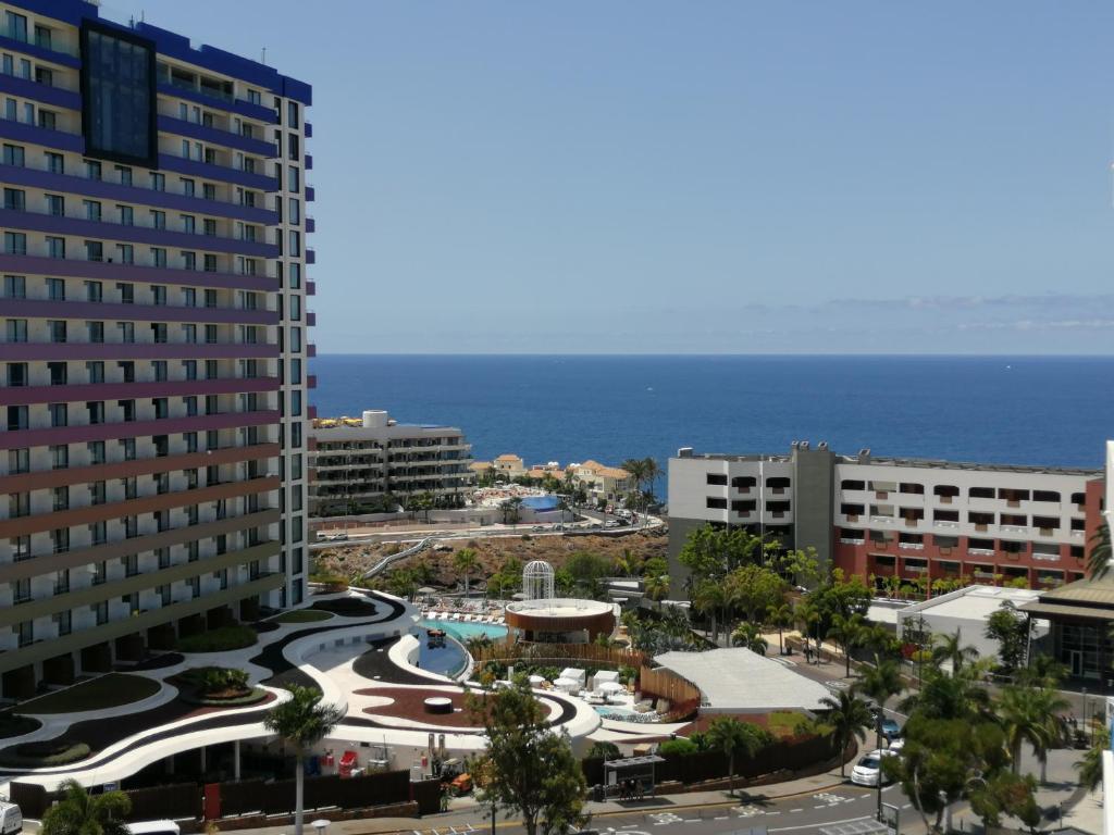 a view of a city with the ocean in the background at Amplio apartamento 1 dormitorio - Playa Paraiso in Playa Paraiso