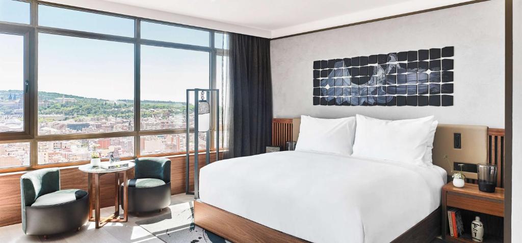 Postel nebo postele na pokoji v ubytování Nobu Hotel Barcelona