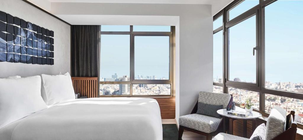 Postel nebo postele na pokoji v ubytování Nobu Hotel Barcelona