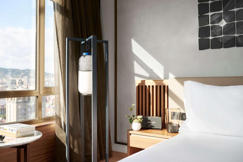 Postel nebo postele na pokoji v ubytování Nobu Hotel Barcelona
