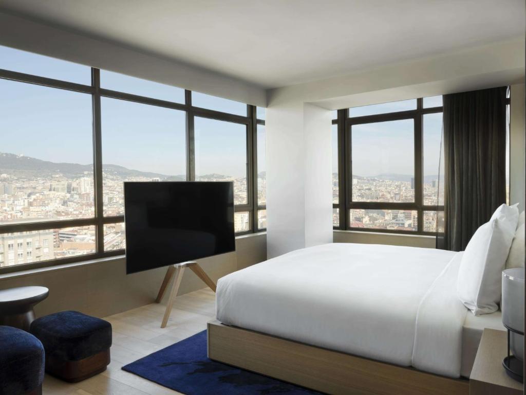 Postel nebo postele na pokoji v ubytování Nobu Hotel Barcelona