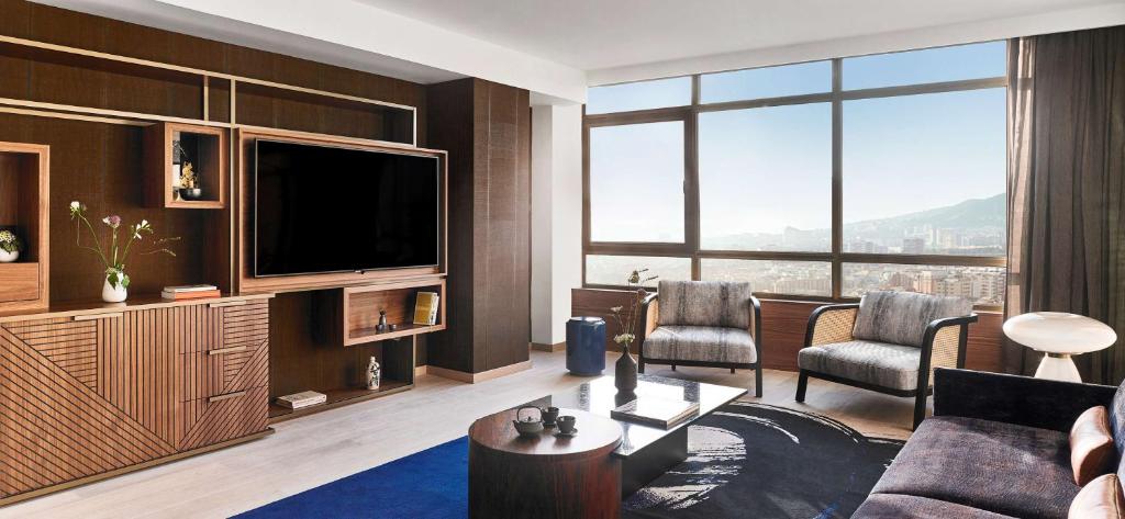 TV a/nebo společenská místnost v ubytování Nobu Hotel Barcelona