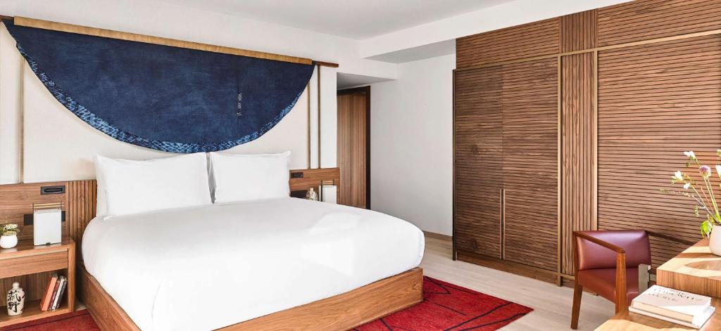 Postel nebo postele na pokoji v ubytování Nobu Hotel Barcelona