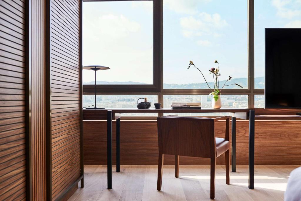 TV a/nebo společenská místnost v ubytování Nobu Hotel Barcelona