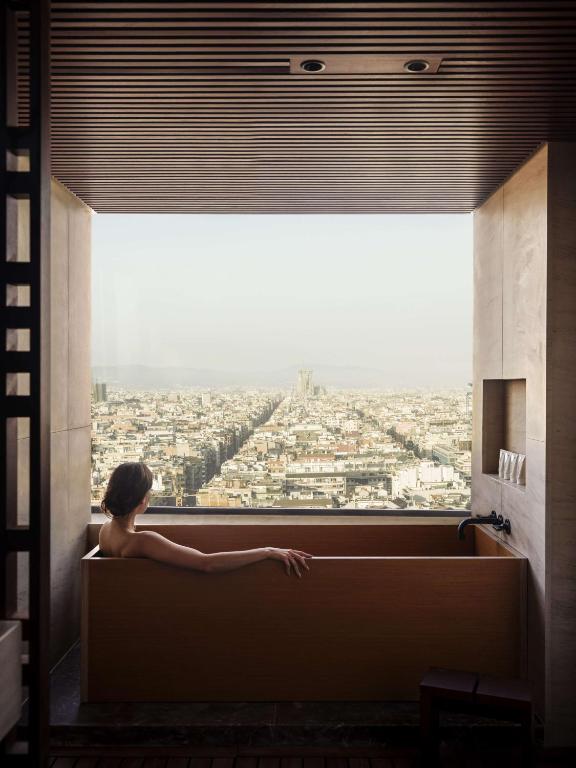Postel nebo postele na pokoji v ubytování Nobu Hotel Barcelona