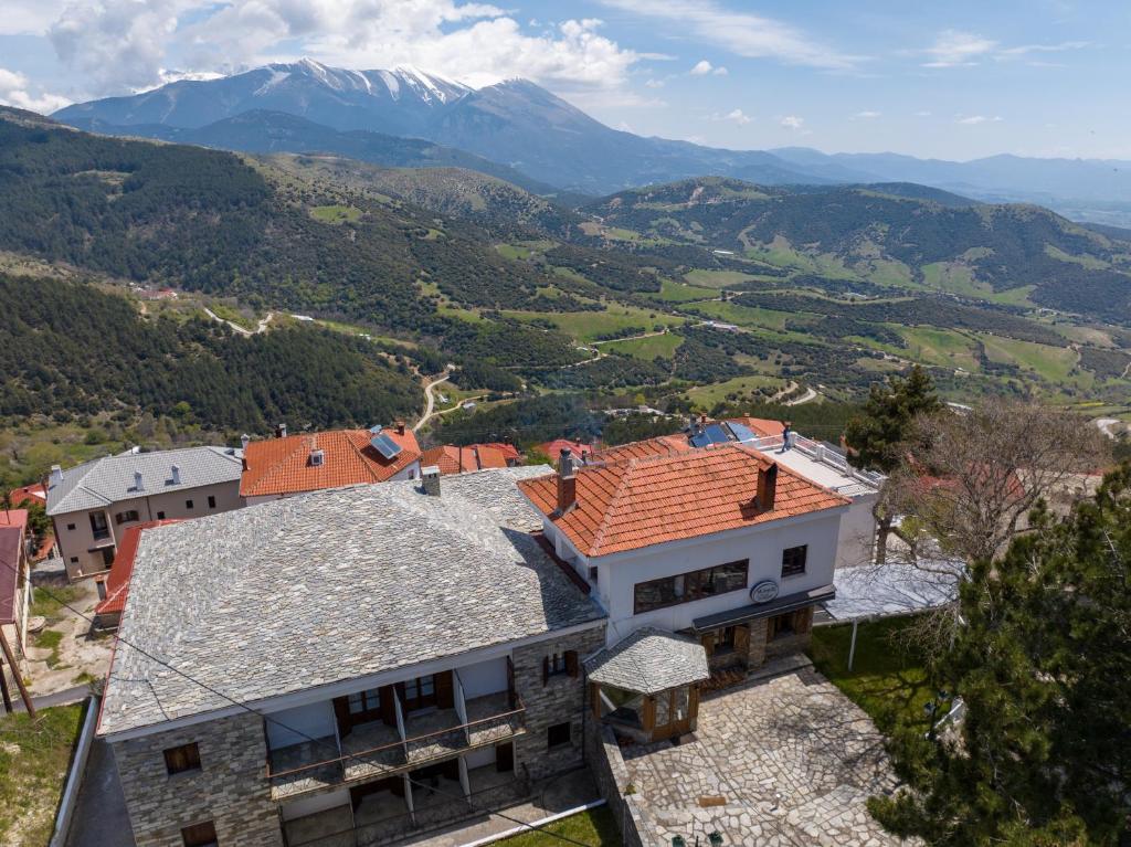 une vue aérienne sur une maison avec des montagnes en arrière-plan dans l'établissement Hotel Mitikas, à Livádion