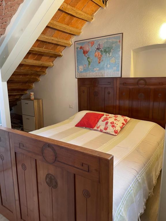- une chambre avec un lit en bois et un escalier dans l'établissement sweet home, à Soianella