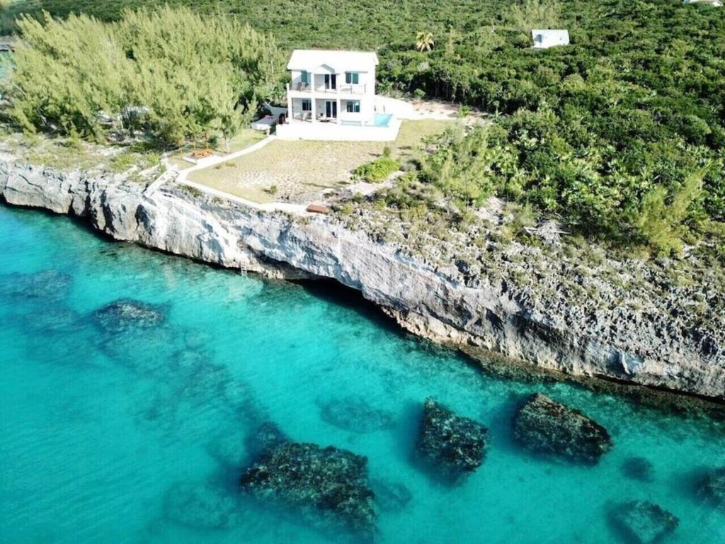 Uma vista aérea de Cupid's Way is a High-end New Home with Large PRIVATE Pool Snorkeling Cliff Jumping and Water Sports Equipment