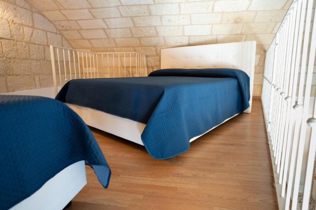 1 dormitorio con 1 cama con manta azul en Casa vacanza La Zagara en Mottola