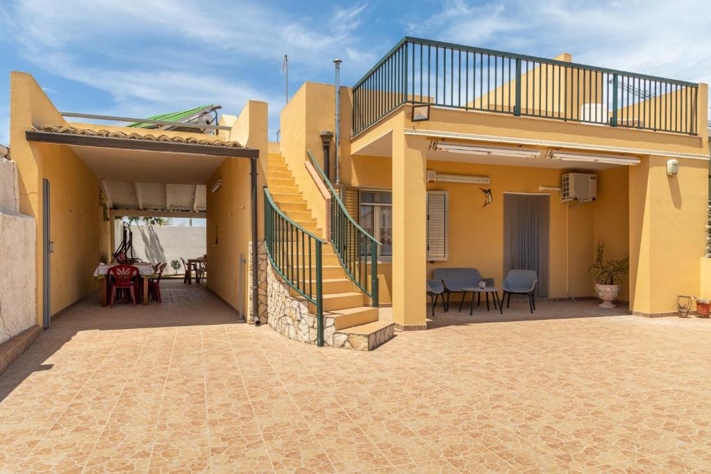 een huis met een trap en een patio bij Villa Luciano in Marzamemi