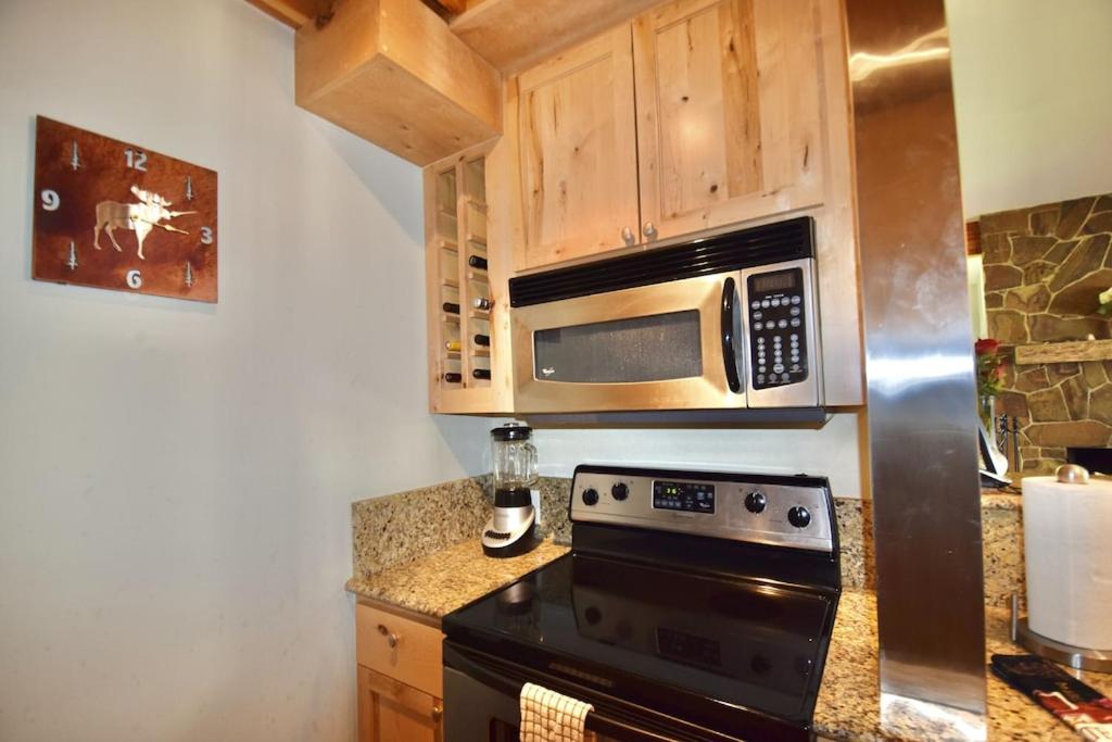 Kuchyň nebo kuchyňský kout v ubytování Gorgeous Jackson Hole Condo in Top location with Great Views and Private Deck with Barbeque!!