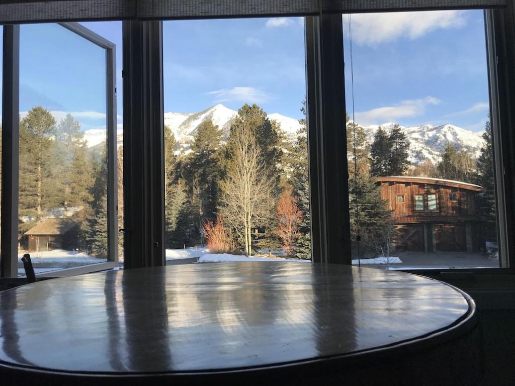 Gorgeous Jackson Hole Condo in Top location with Great Views and Private Deck with Barbeque!! v zimě