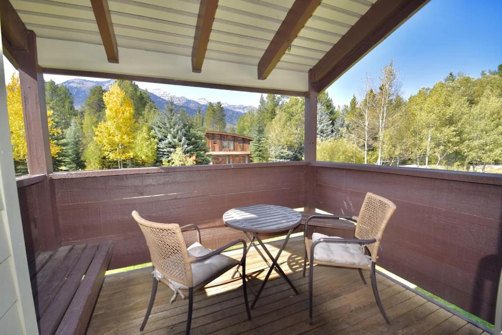 Balkón nebo terasa v ubytování Gorgeous Jackson Hole Condo in Top location with Great Views and Private Deck with Barbeque!!