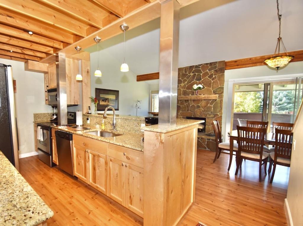 Kuchyň nebo kuchyňský kout v ubytování Gorgeous Jackson Hole Condo in Top location with Great Views and Private Deck with Barbeque!!