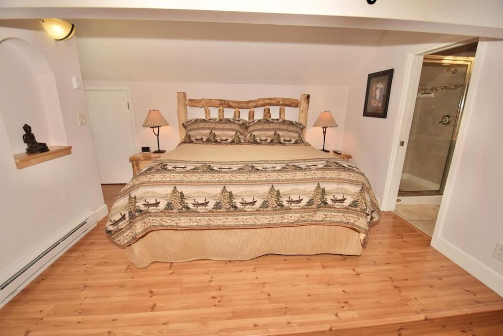 Postel nebo postele na pokoji v ubytování Gorgeous Jackson Hole Condo in Top location with Great Views and Private Deck with Barbeque!!
