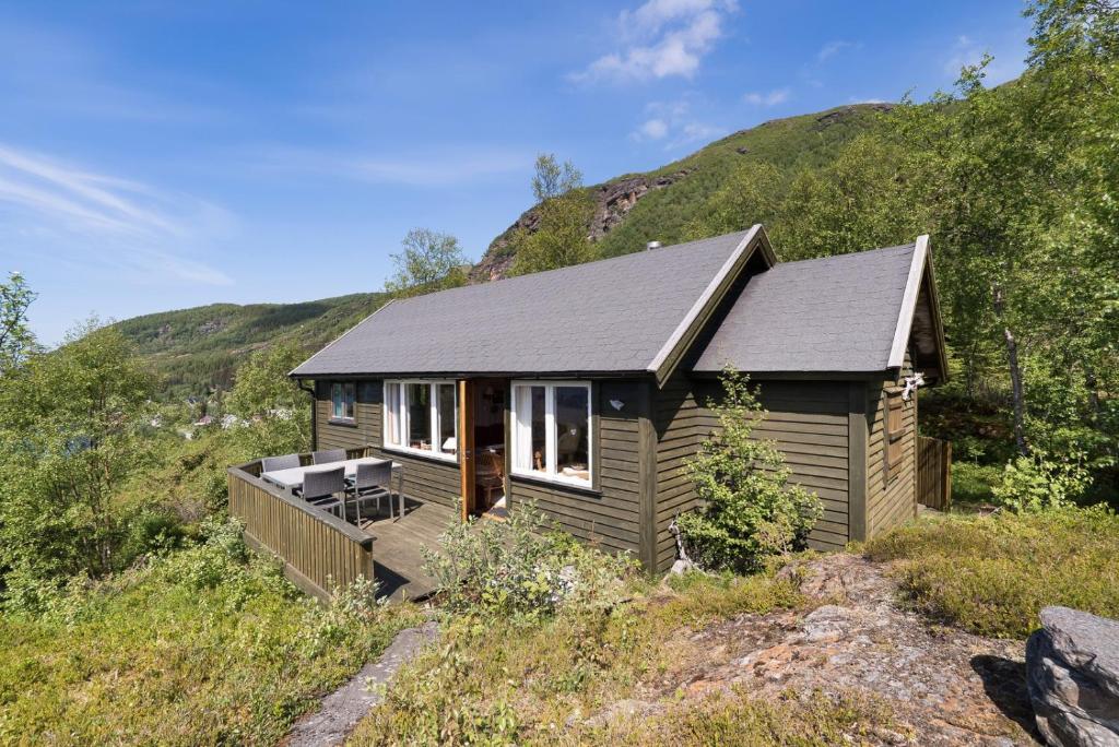 una pequeña casa en medio de una colina en Cozy and unassuming cabin with fantastic views, en Ørnes