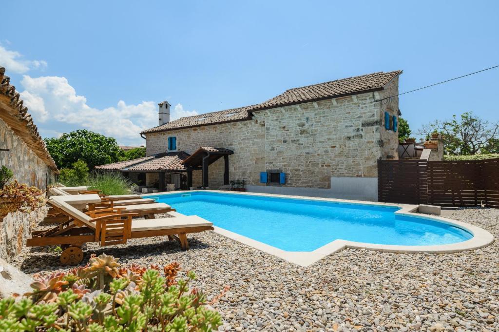 Apartment with private pool Suna