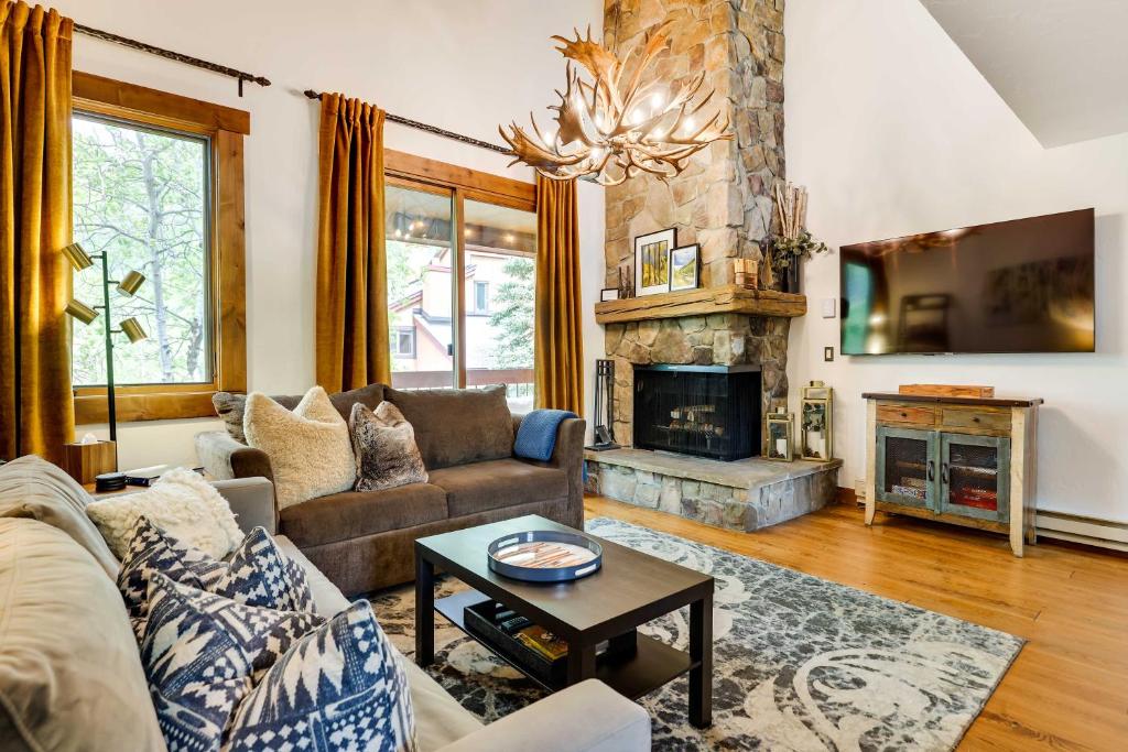 uma sala de estar com um sofá e uma lareira em Elegant Vail Home - Walk to Booth Falls Trail em Vail
