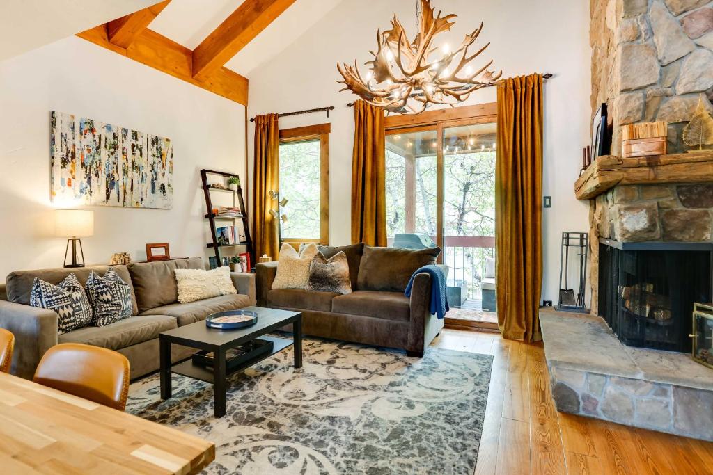 Posezení v ubytování Elegant Vail Home - Walk to Booth Falls Trail
