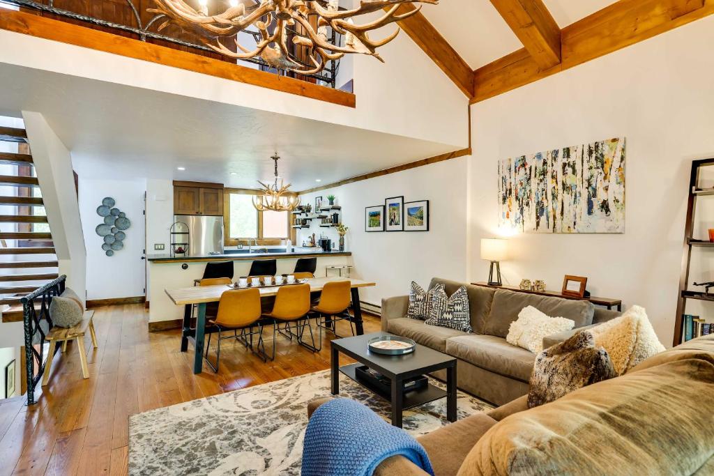 Posezení v ubytování Elegant Vail Home - Walk to Booth Falls Trail