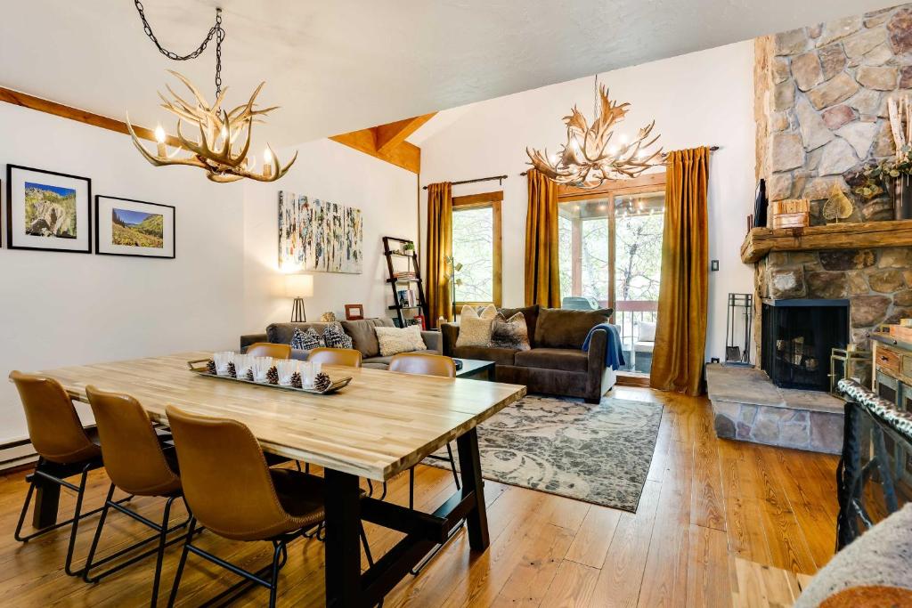 Posezení v ubytování Elegant Vail Home - Walk to Booth Falls Trail
