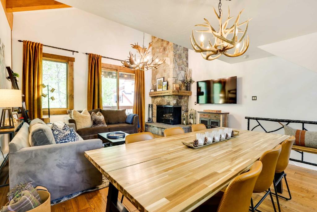 Posezení v ubytování Elegant Vail Home - Walk to Booth Falls Trail