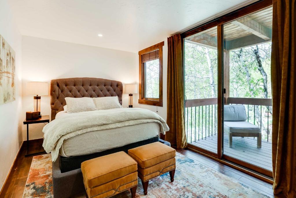 Postel nebo postele na pokoji v ubytování Elegant Vail Home - Walk to Booth Falls Trail
