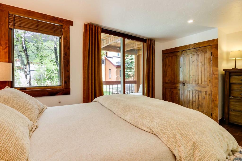Postel nebo postele na pokoji v ubytování Elegant Vail Home - Walk to Booth Falls Trail