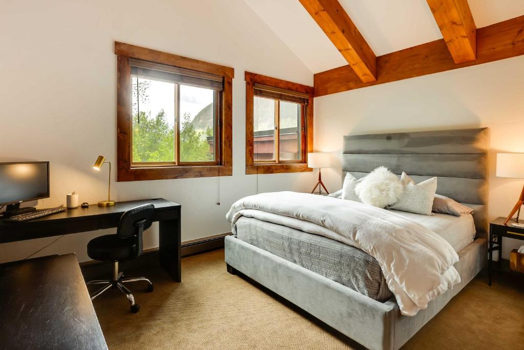 Postel nebo postele na pokoji v ubytování Elegant Vail Home - Walk to Booth Falls Trail