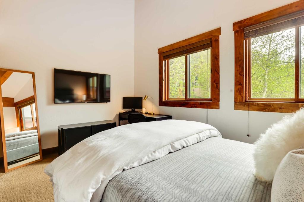 Postel nebo postele na pokoji v ubytování Elegant Vail Home - Walk to Booth Falls Trail