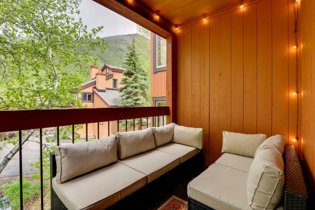 Posezení v ubytování Elegant Vail Home - Walk to Booth Falls Trail