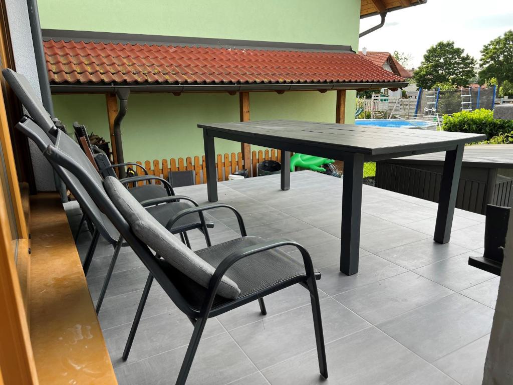 Bazén v ubytování Ferienzimmer zwischen Wien und Tulln nebo v jeho okolí