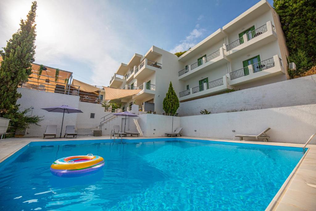 Bazén v ubytovaní Evita's Resort alebo v jeho blízkosti