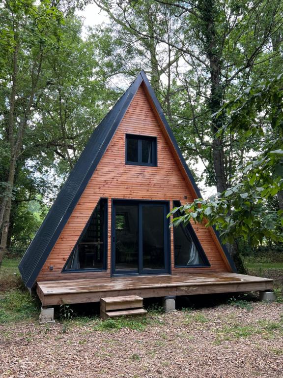 una casa pequeña con techo de gambrel en La Garenne Saint Germain, en Saint-Germain-de-Marencennes