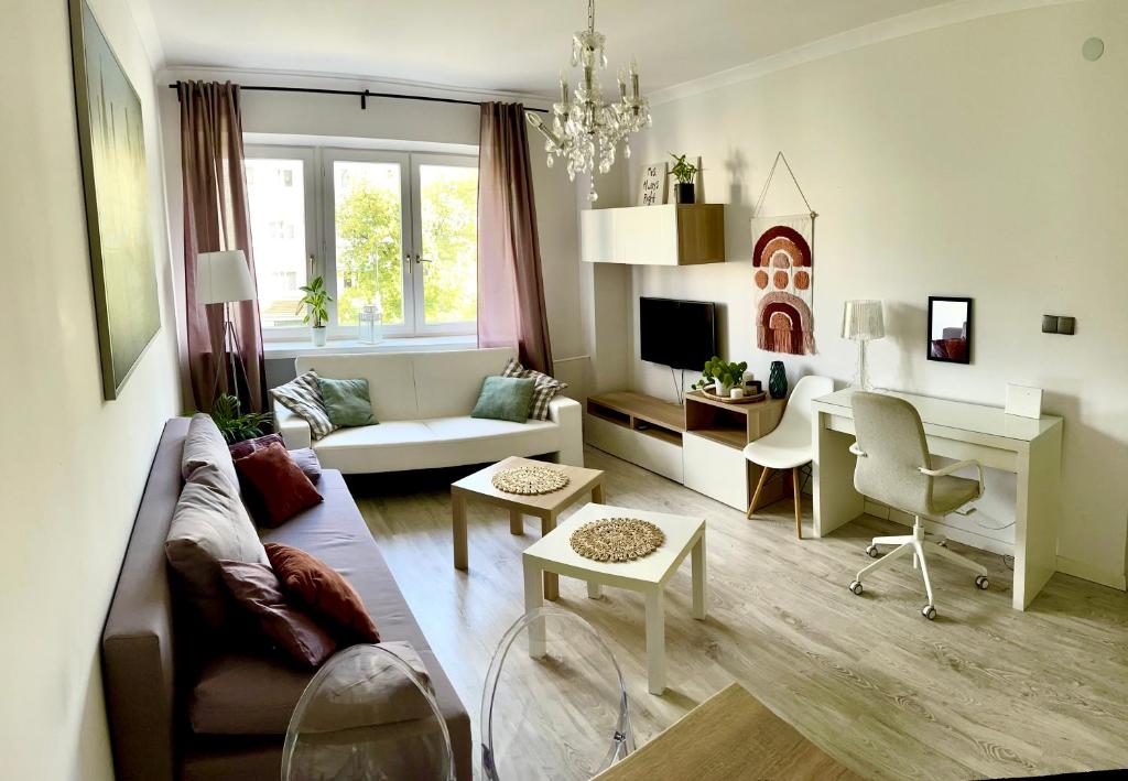 sala de estar con sofá y escritorio en Apartment Chambre Nowolipki, en Varsovia