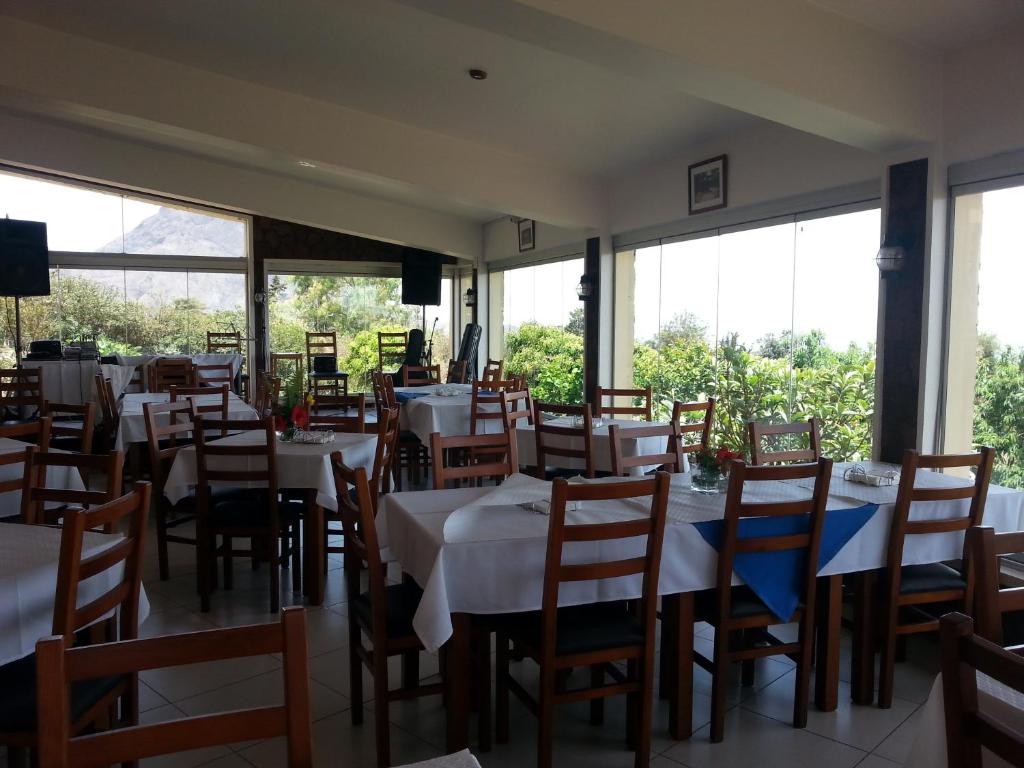 Um restaurante ou outro lugar para comer em Quinta Da Montanha
