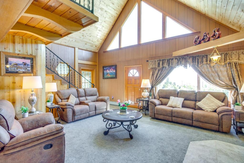 una gran sala de estar con sofás y una mesa. en Sunny Cedaredge Home with Mtn Views - Hike and Fish!, en Cedaredge