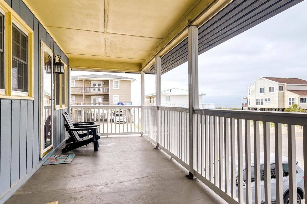 Ein Balkon oder eine Terrasse in der Unterkunft Steps to Ocean North Myrtle Beach Condo with Porch!