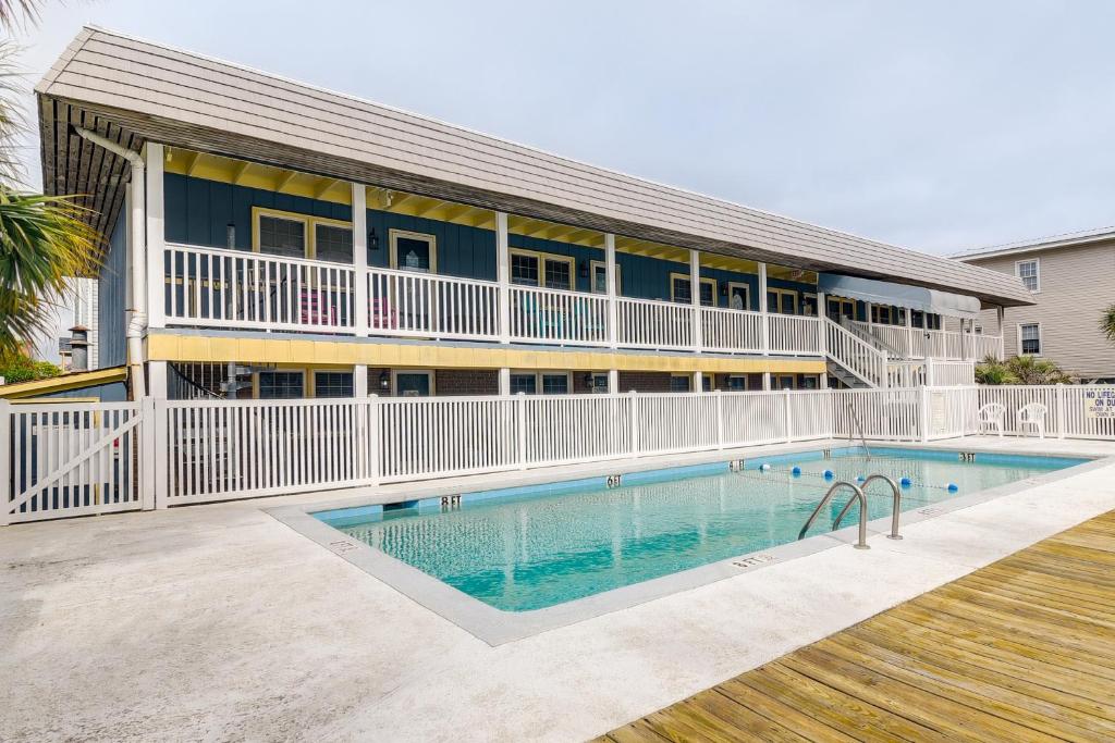 Der Swimmingpool an oder in der Nähe von Steps to Ocean North Myrtle Beach Condo with Porch!