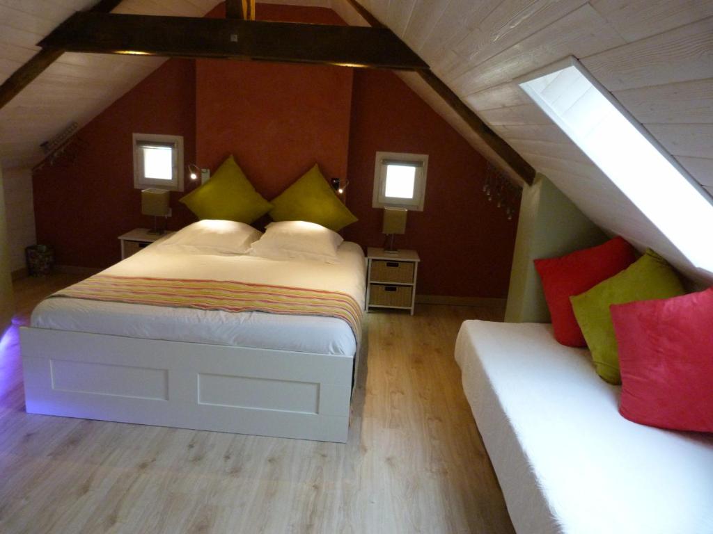 La Belle Etoile في Cuzance: غرفة نوم في العلية مع سرير وأريكة